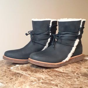 Nwot UGG Luisa water resistant boots